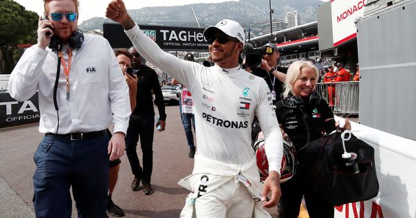 Foto: Lewis Hamilton celebra su pole en Mónaco. (Reuters)