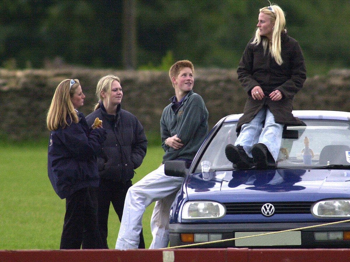Foto: Harry, Sasha Walpole (a su derecha, con coleta) y dos amigas, en Beaufort Polo Club, en 2001. (UK Press via Getty Images/Antony Jones)
