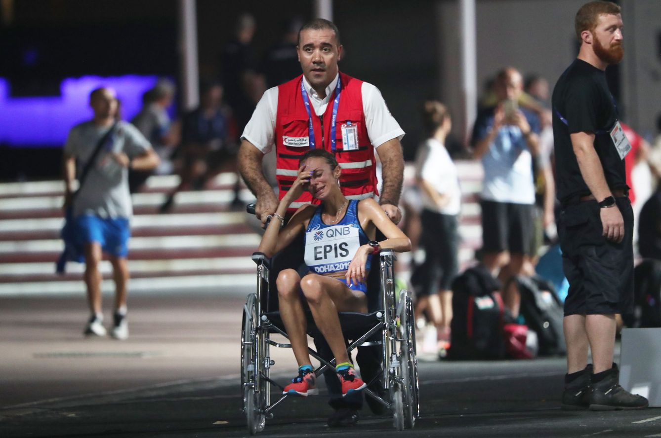 La italiana Epìs, retirada en silla de ruedas tras un golpe de calor en el Maratón. (EFE)