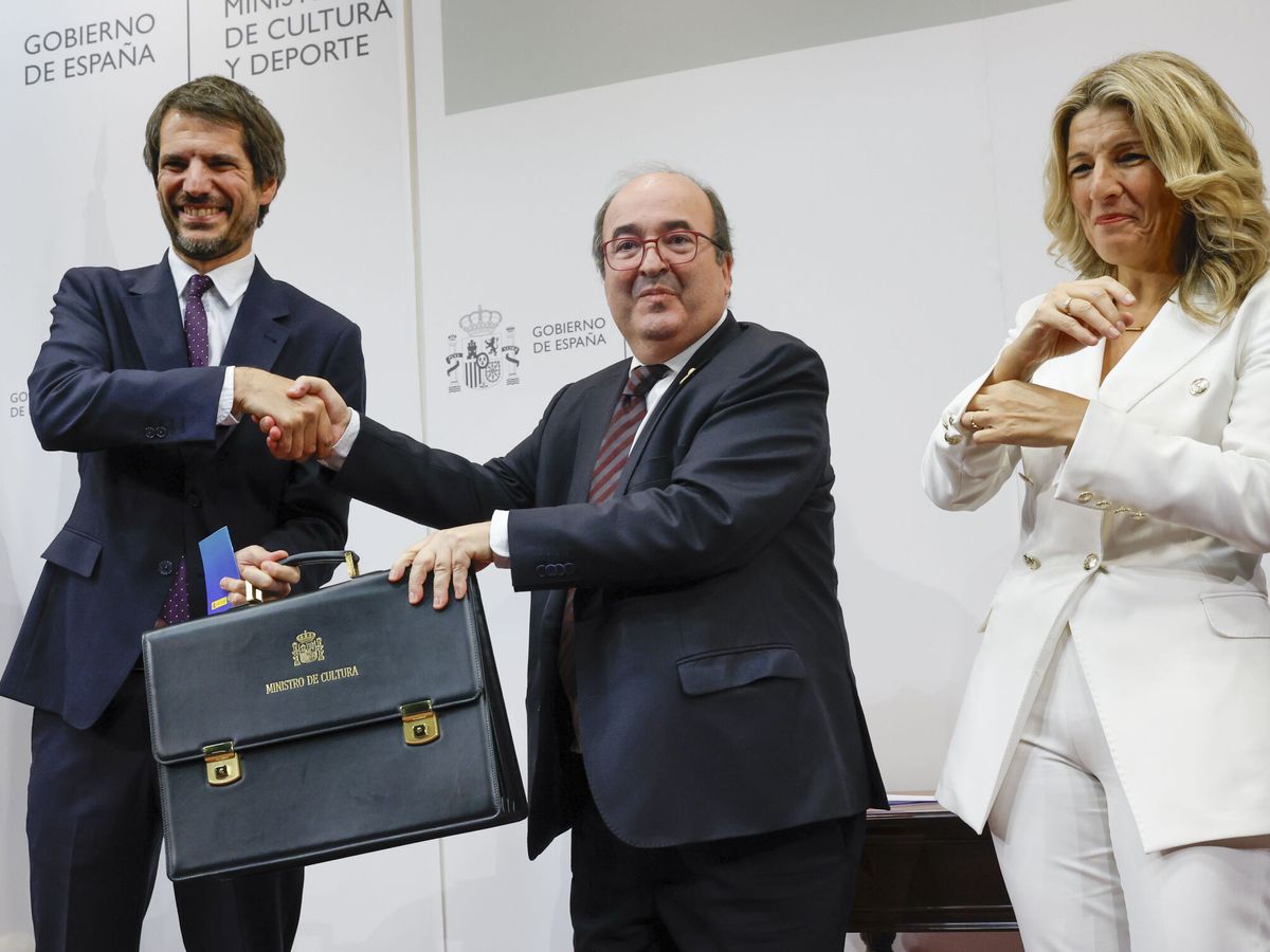 Foto: El nuevo ministro de Cultura, Ernest Urtasun (i), recibe de manos de su antecesor en el cargo, Miquel Iceta, la cartera del Ministerio de Cultura. (EFE/Zipi)