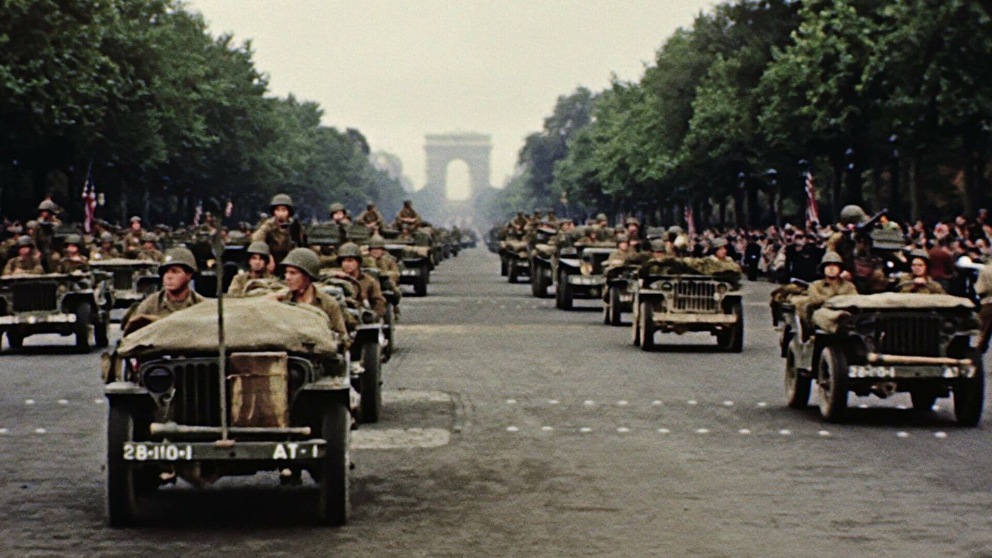 Desfile de los aliados en París. (Netflix)