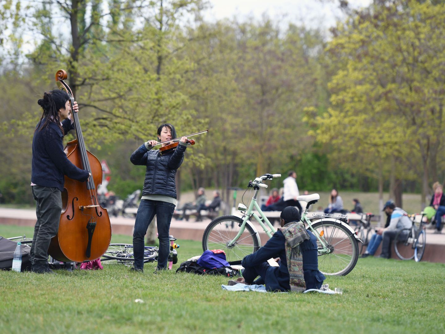 Personas tocando instrumentos en un parque de Berlín. (Reuters)