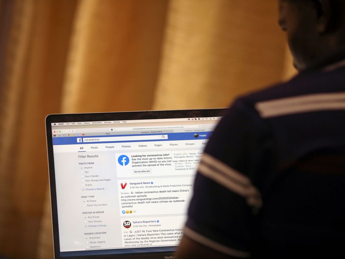 Un hombre busca información sobre el covid en Facebook. (Reuters)