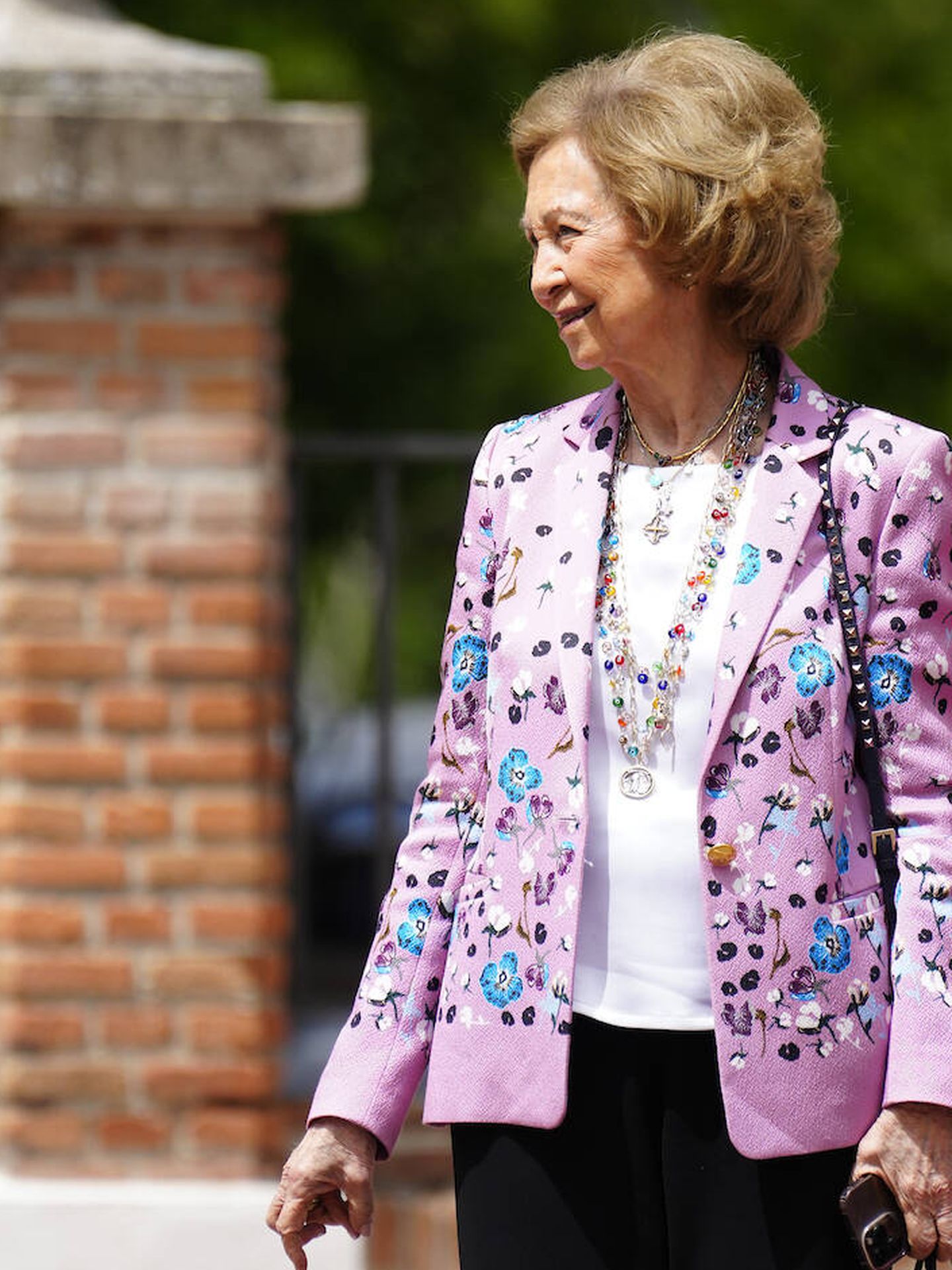 La alegre blazer que ha reciclado la reina Sofía para la ocasión. (LP)