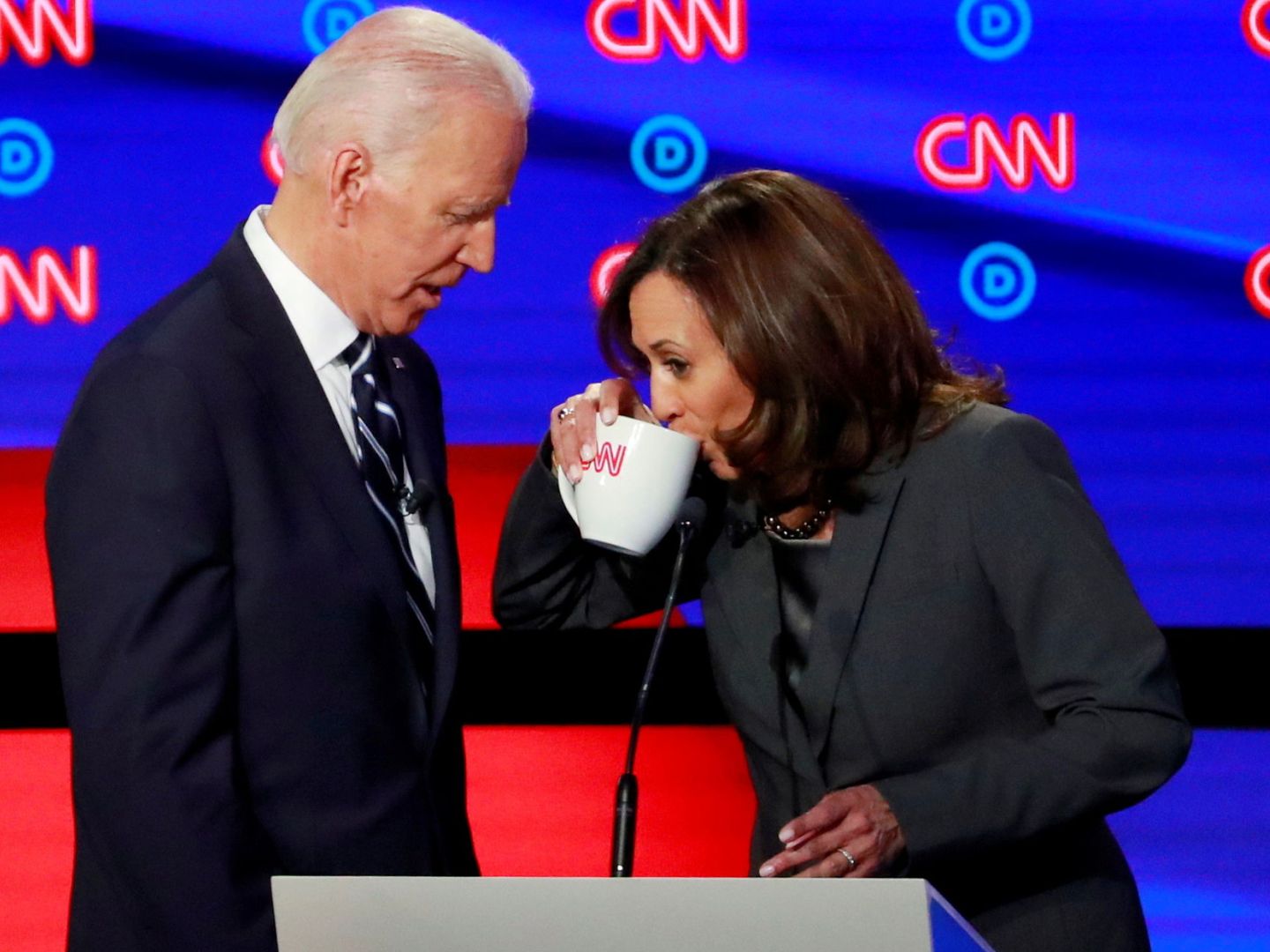Joe Biden y Kamala Harris durante un debate televisivo. (Reuters)