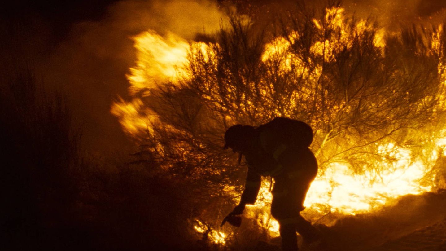 Laxe se adentra en un incendio para rodar algunas de las escenas más apabullantes del cine. (Numax)