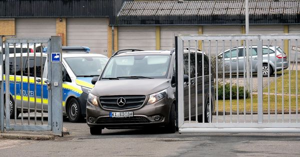 Foto: Una furgoneta traslada al expresidente Carles Puigdemont a la prisión de Neumünster, en Alemania. (Reuters)