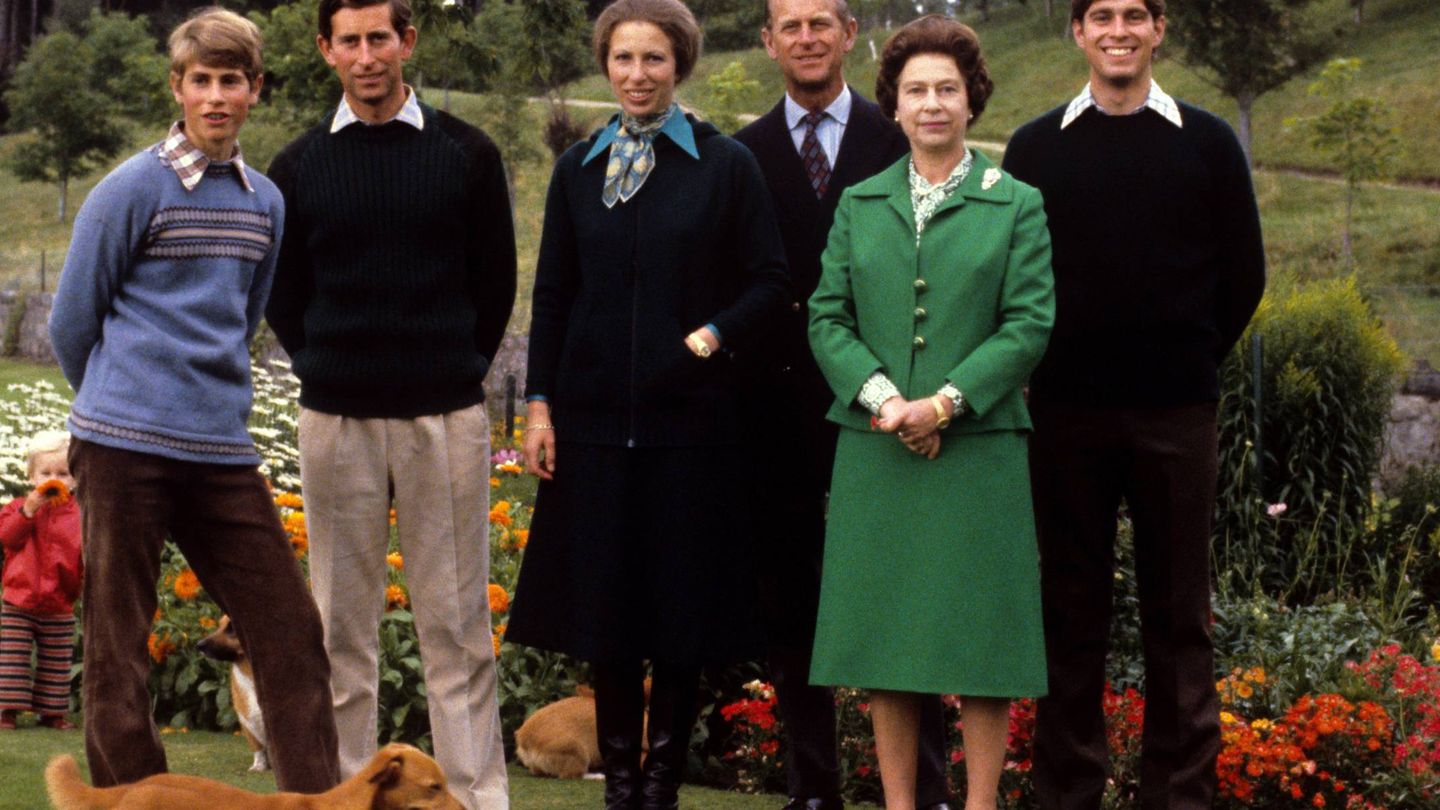  La reina Isabel II, con su familia. (CP)
