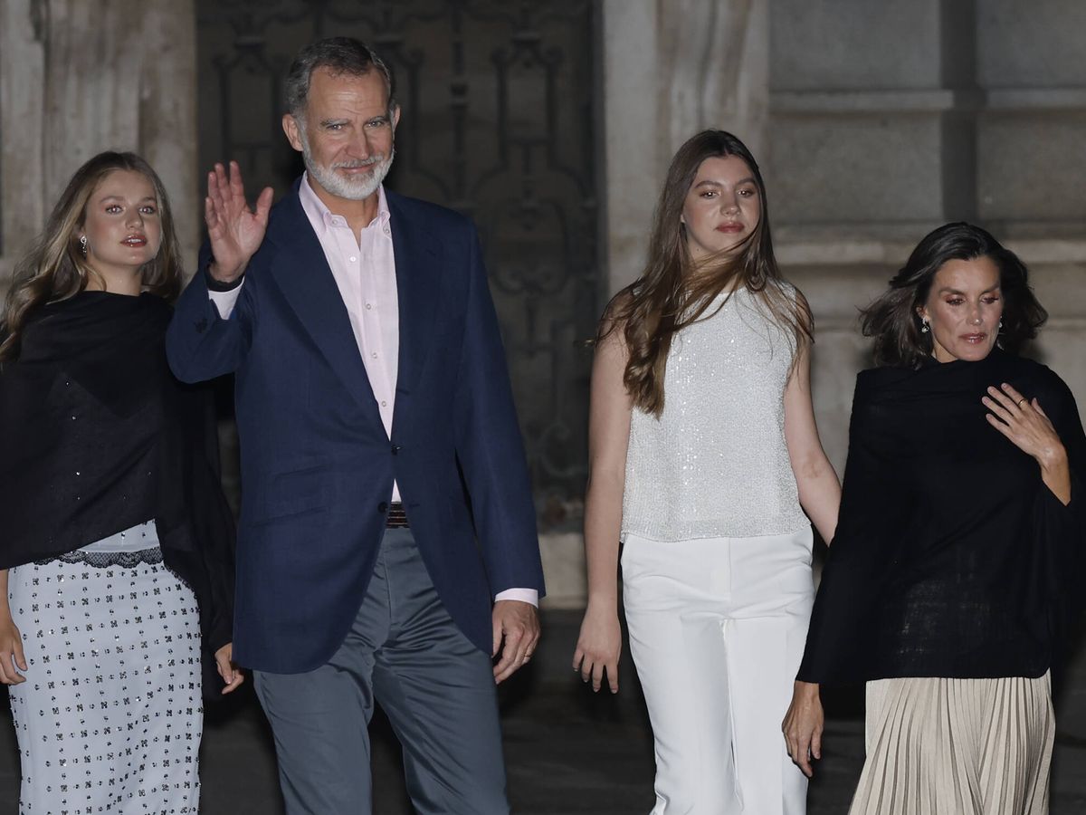 Foto: Los Reyes y sus hijas en el Palacio Real. (Gtres)