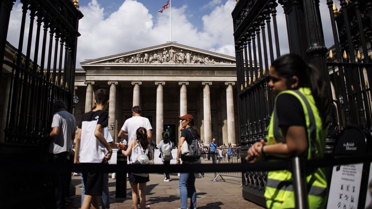 Dimite el director del Museo Británico tras el robo de piezas de la institución
