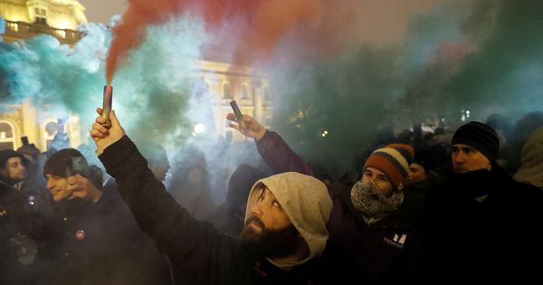 Foto: Protesta contra la nueva legislación laboral del Gobierno de Víktor Orbán, en Budapest, el 21 de diciembre de 2018. (Reuters)