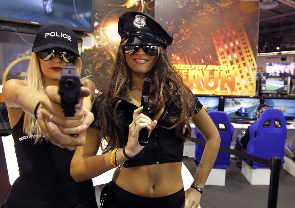 Foto: Azafatas disfrazadas de policía en una feria de videojuegos celebrada en París (Reuters)