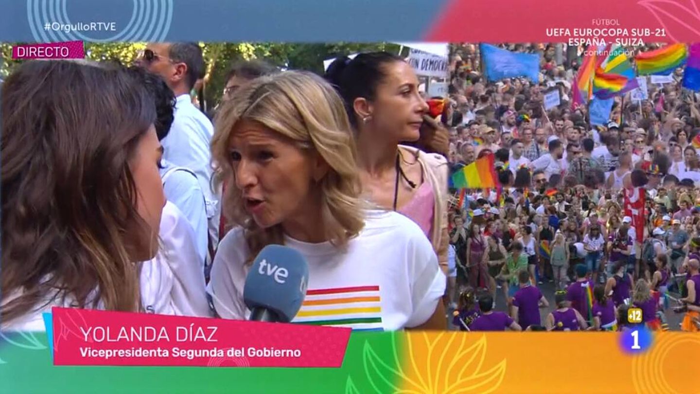 Marina Ribel entrevistando a Yolanda Díaz en la manifestación del Orgullo. (RTVE)
