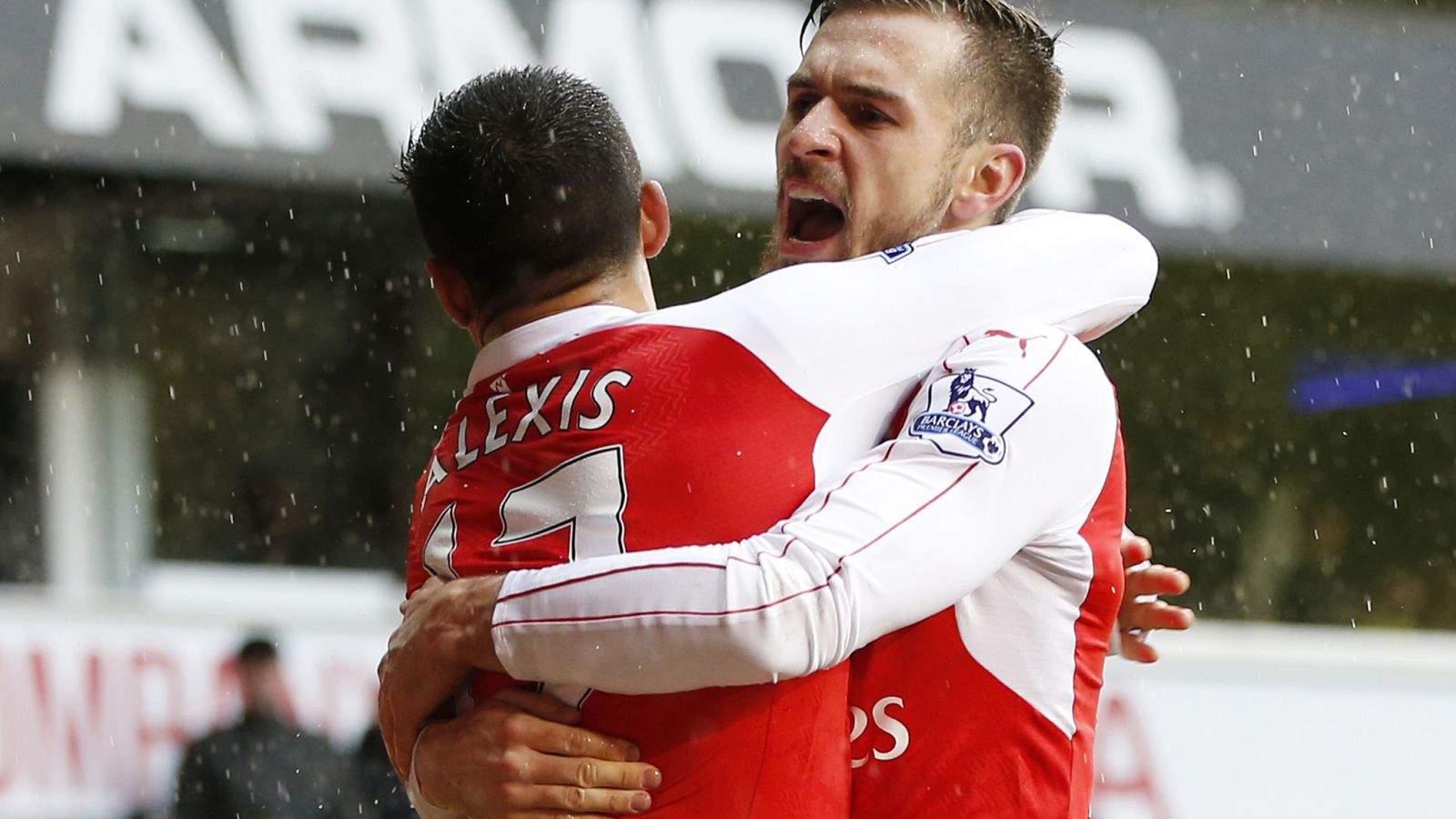 Foto: Aaron Ramsey celebra un gol junto a Alexis. (Reuters)