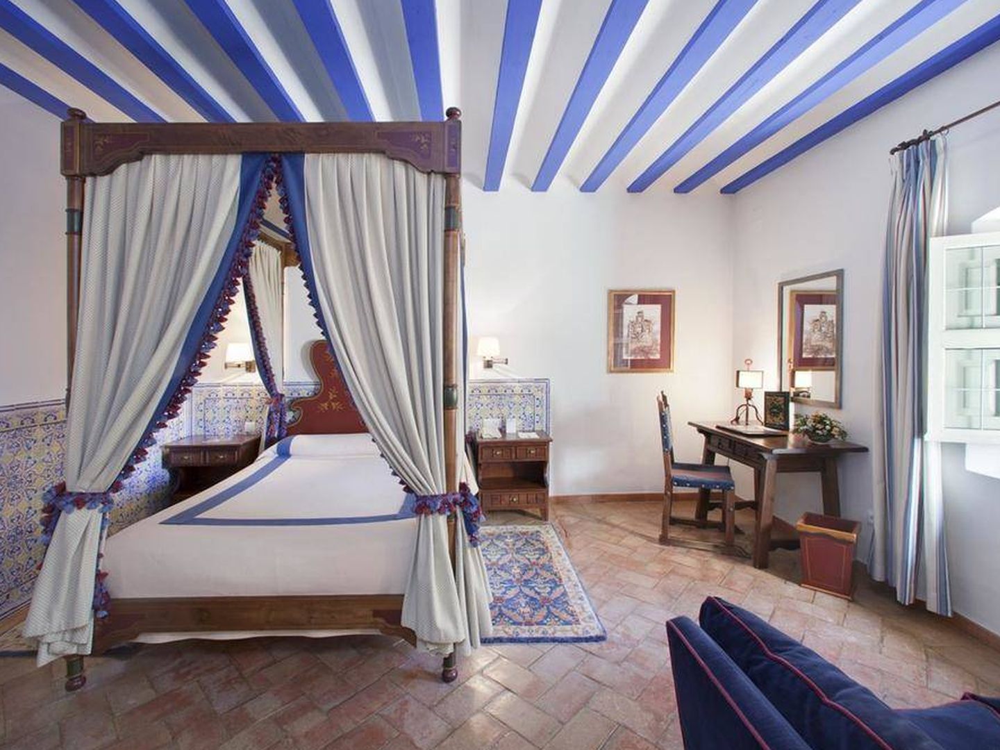 Una habitación del Parador de Turismo, un antiguo convento del siglo XVI.
