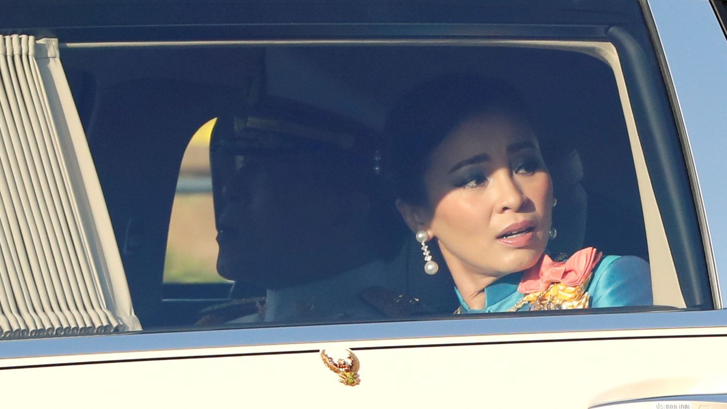 Rama X y Suthida, rey y reina de Tailandia, viajando en un coche. (Reuters)