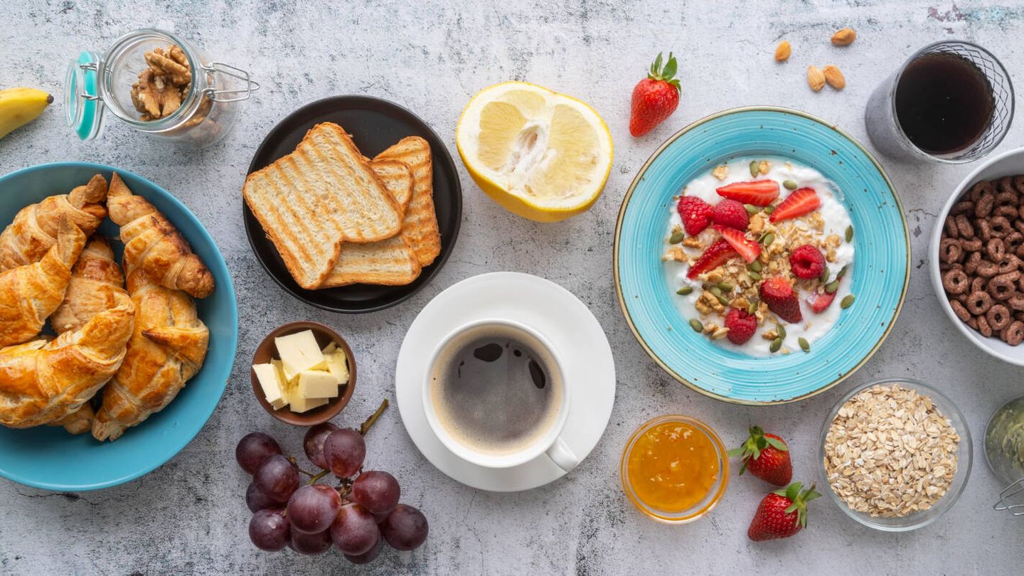 Realiza un desayuno saludable y completo es muy importante, pues resulta la primera ingesta del día y la que aporta nutrientes  y energía para empezar la jornada.(Freepik)