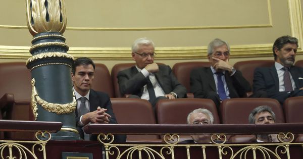 Foto: El secretario general del PSOE, Pedro Sánchez (i), en la tribuna de invitados del Congreso de los Diputados. (EFE)