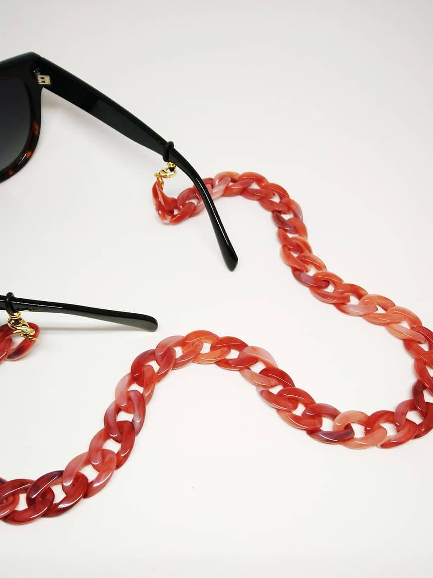 Pon el toque trendy a tu look playero con una de esas cadenas para gafas.  (Cortesía)