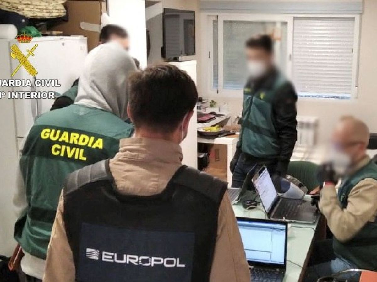 Foto: Miembros de la Guardia Civil durante una detención. (EFE)