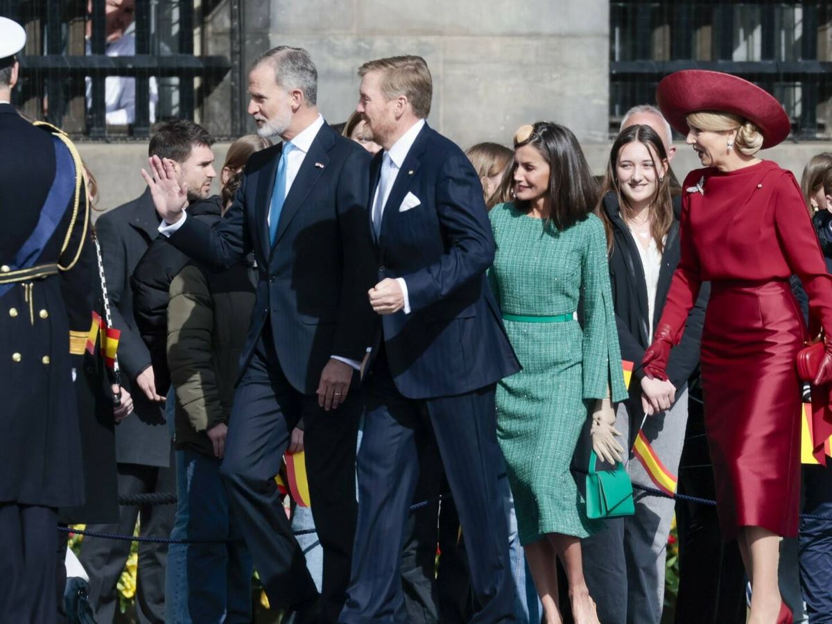 Foto: Felipe y Letizia junto a los reyes de Holanda saludan a un grupo de jóvenes (Gtres/Jesus Briones)