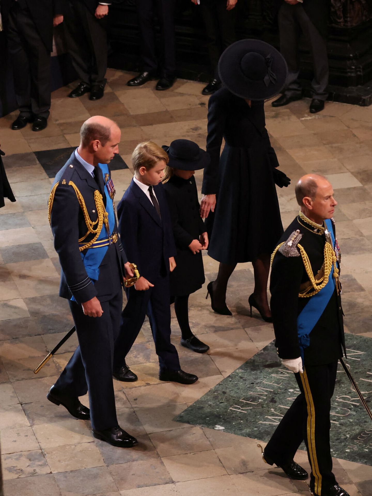 Los príncipes de Gales, junto a sus hijos a su entrada en la abadía siguiendo el féretro. (Reuters/Pool/Phil Noble)