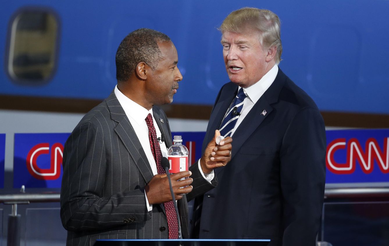 Ben Carson y Donald Trump hablan durante un descanso en el debate entre candidatos republicanos (Reuters).