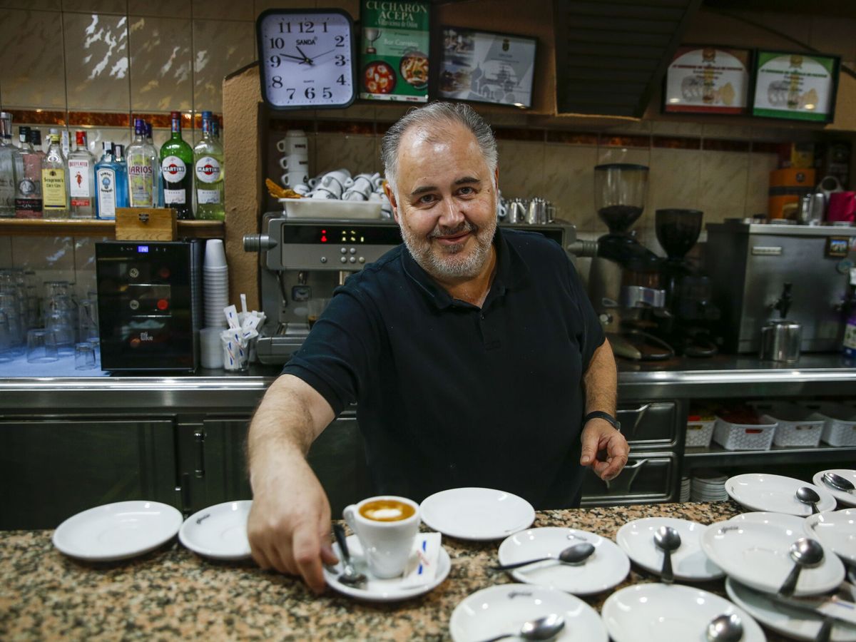 Foto: Un camarero sirve un café. (EFE/Víctor Casado)