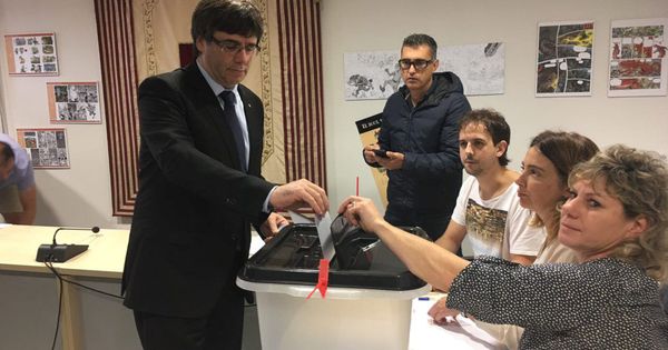 Foto: Carles Puigdemont vota en Cornella de Terri. (Reuters)
