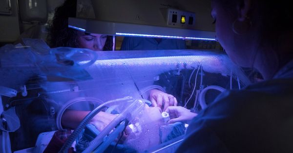 Foto: Dos enfermeras atienden a un bebé que nació de forma prematura