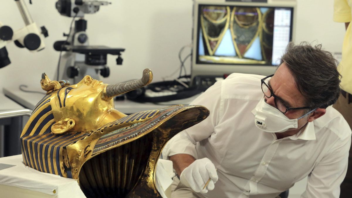 Tutankamón pasa por el laboratorio para arreglarse la barbilla
