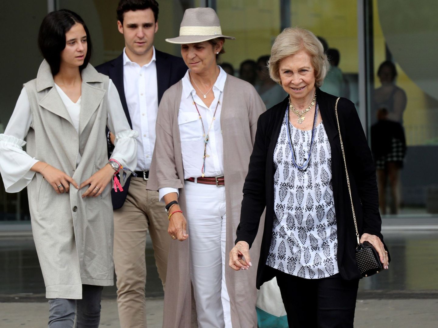 Los familiares del rey Juan Carlos han pasado unas cuatro horas en el hospital. (EFE)