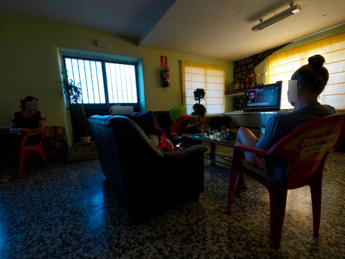 Foto: Las cuatro mujeres atrapadas en el club Olimpo de Almadrones pasan las horas en la sala de estar. (David Brunat)