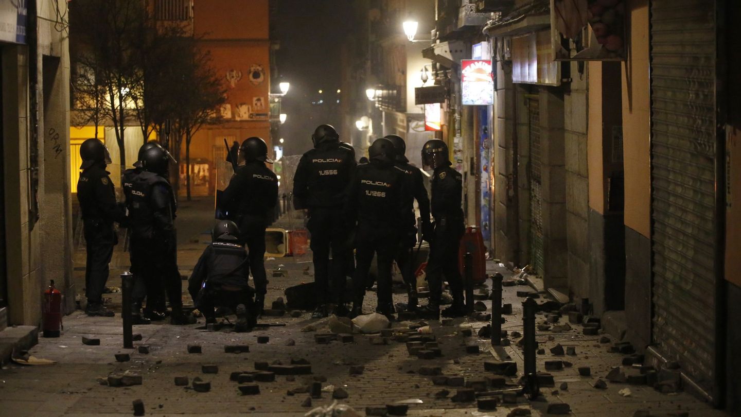 Policías antidisturbios en la calle Mesón de Paredes con la calle del Oso. (EFE)