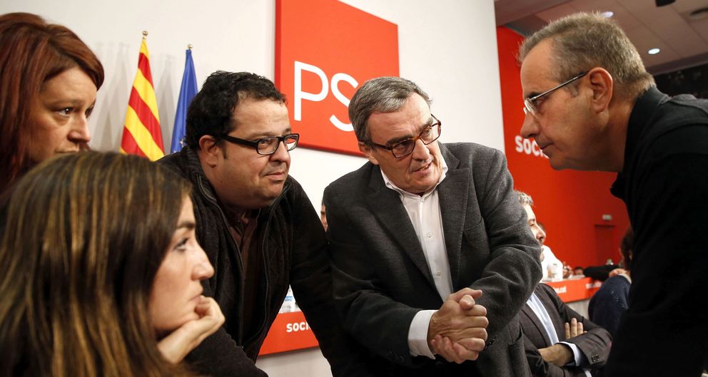 Fotografía de archivo del exalcalde de Lleida, Ángel Ros (2d) en una reunión del PSC.