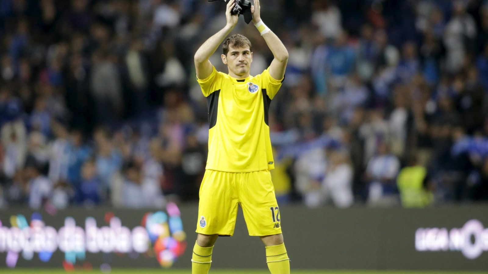 Foto: Iker Casillas saluda a la afición del Porto en su estreno en la liga portuguesa (Reuters)