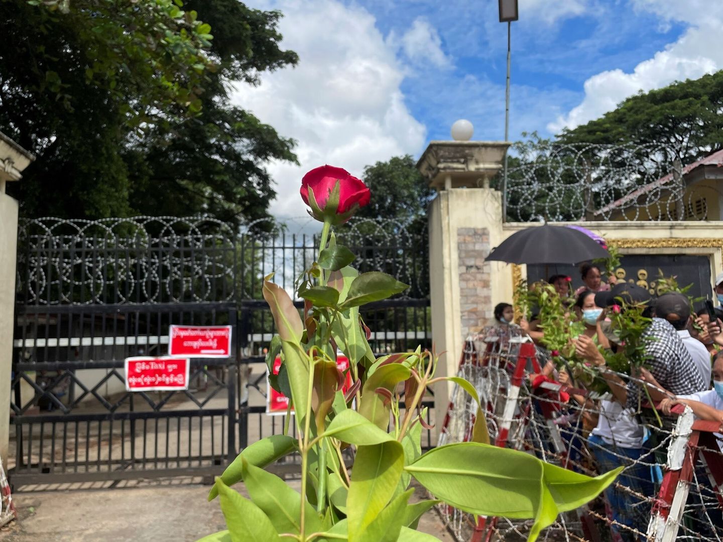 Familiares y amigos de los presos se agolpan en 2021 a las puertas de la cárcel de Isein en Yangon, Myanmar. (EFE)