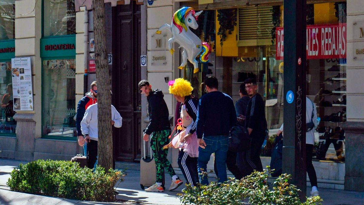 Multas por disfrazarse de pene o juegos en la calle: así prohíbe España las despedidas de soltero