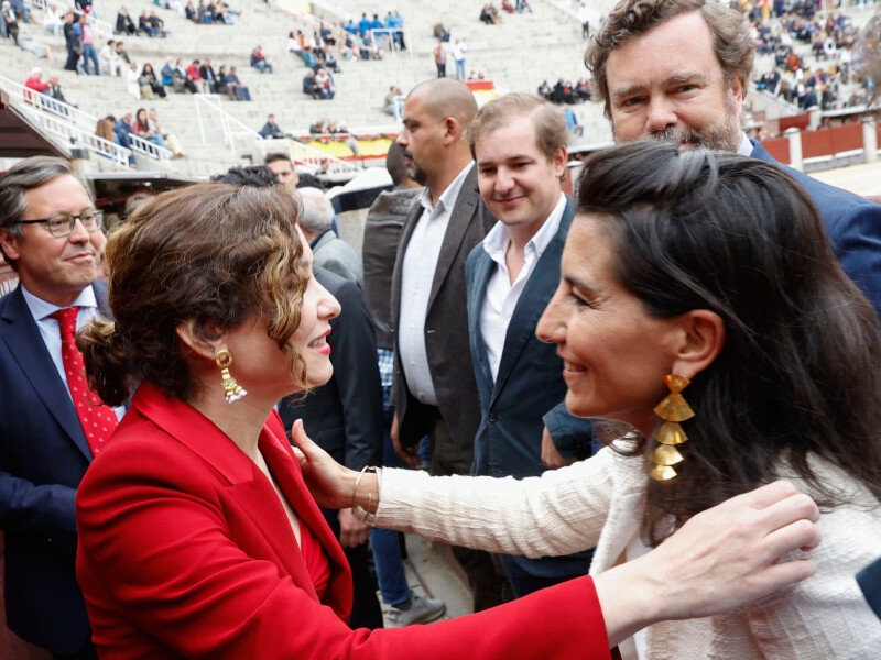 Foto de                                                 Ayuso se alinea con Feijóo y rompe con Vox en Madrid: Cada uno que siga su camino                        