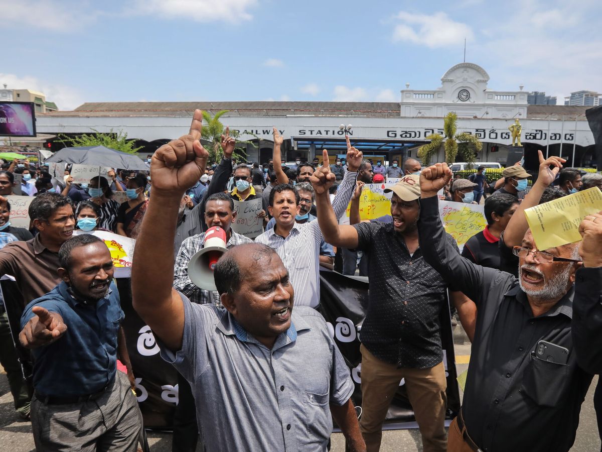 Foto: Protestas en Colombo pidiendo la dimisión de su presidente hoy (EFE)