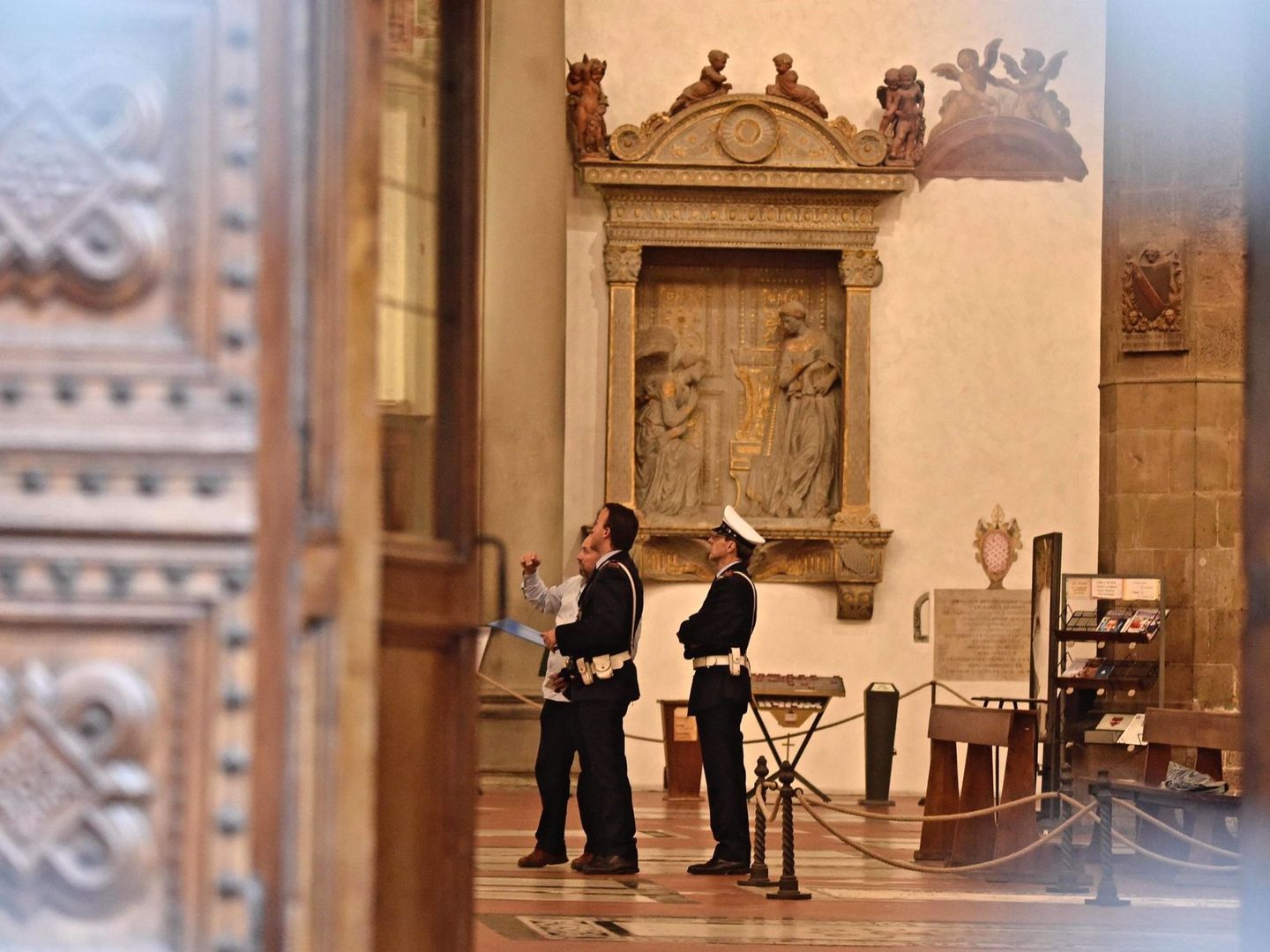 La policía inspecciona el interior de la basílica de Santa Croce. (EFE)
