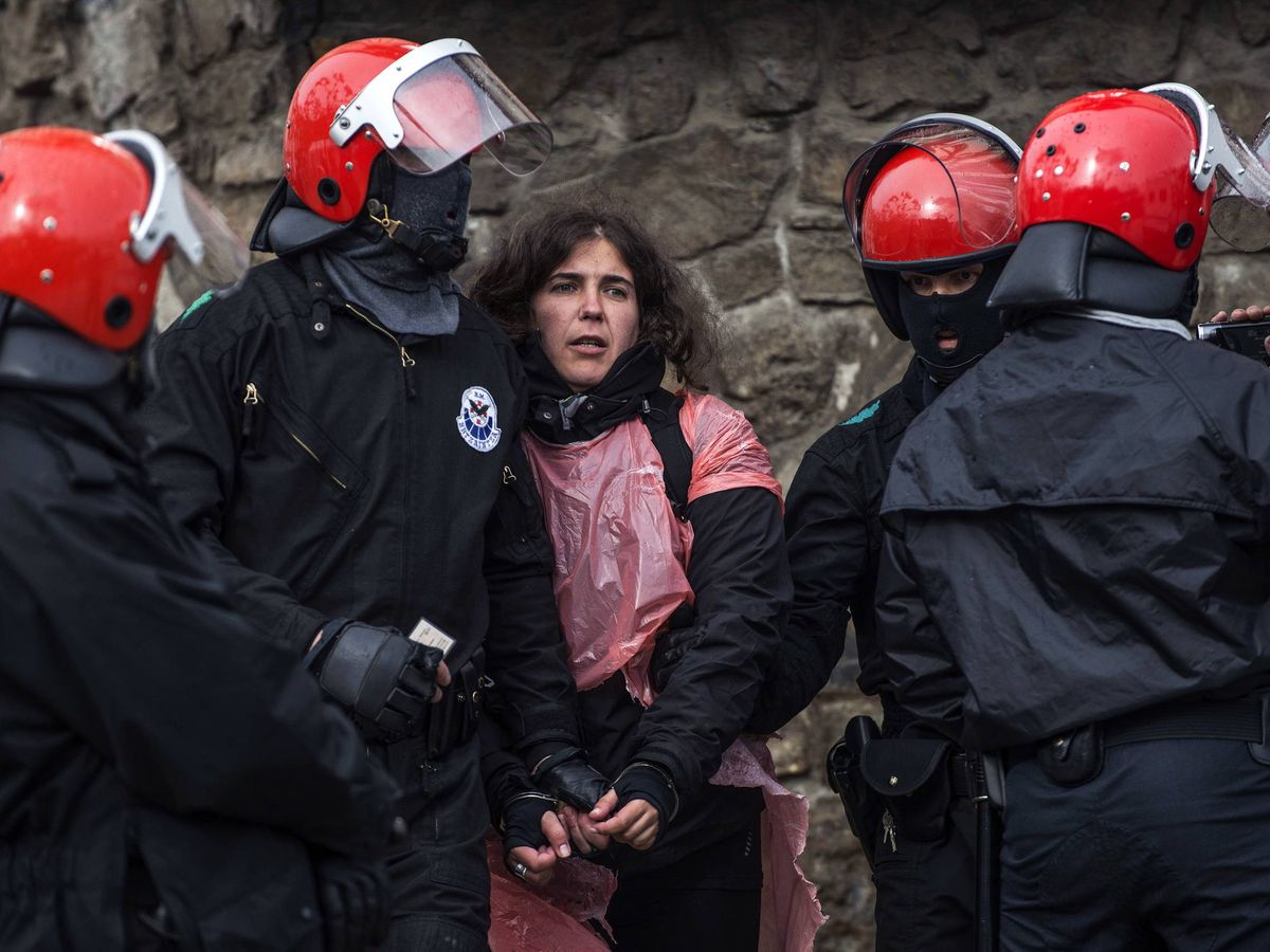 Foto: Urtza Alkorta (centro) fue detenida en mayo de 2013 para su ingreso en prisión. (EFE/Miguel Toña)