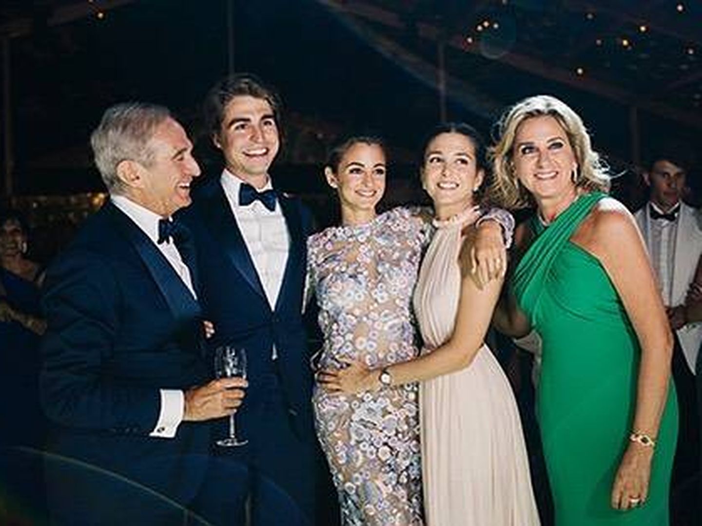 Alberto Palatchi y Susana Gallardo con sus tres hijos, en la boda de Gabriela. (Instagram)