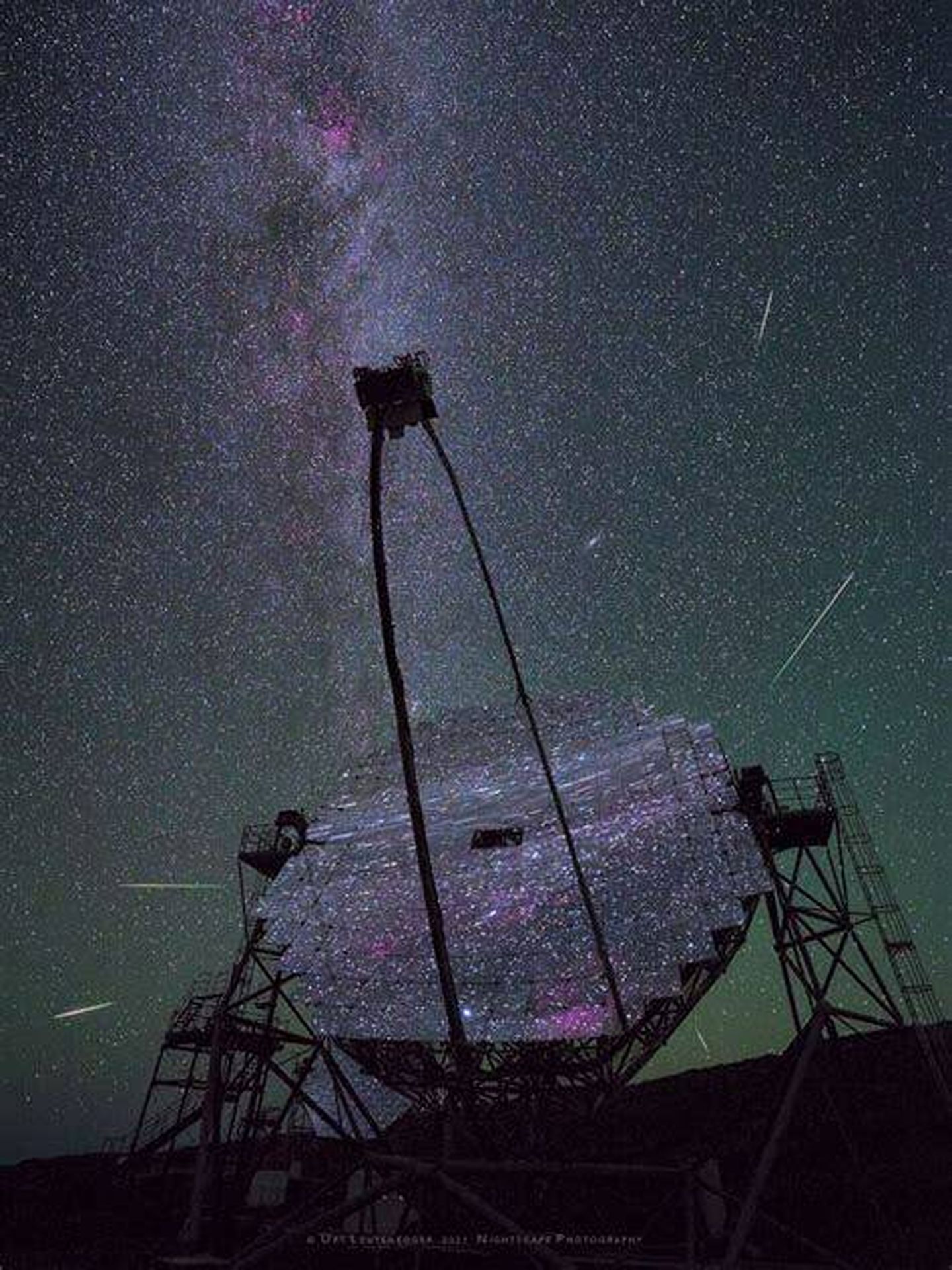 Telescopio MAGIC desde el Observatorio Europeo norte del Roque de los Muchachos en la isla canaria de La Palma. (NASA/Urs Leutenegger)