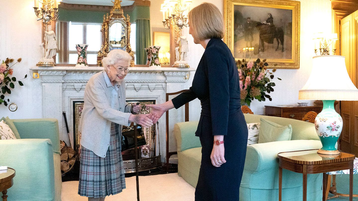 Isabel II durante su última aparición pública, saluda a Liz Truss.