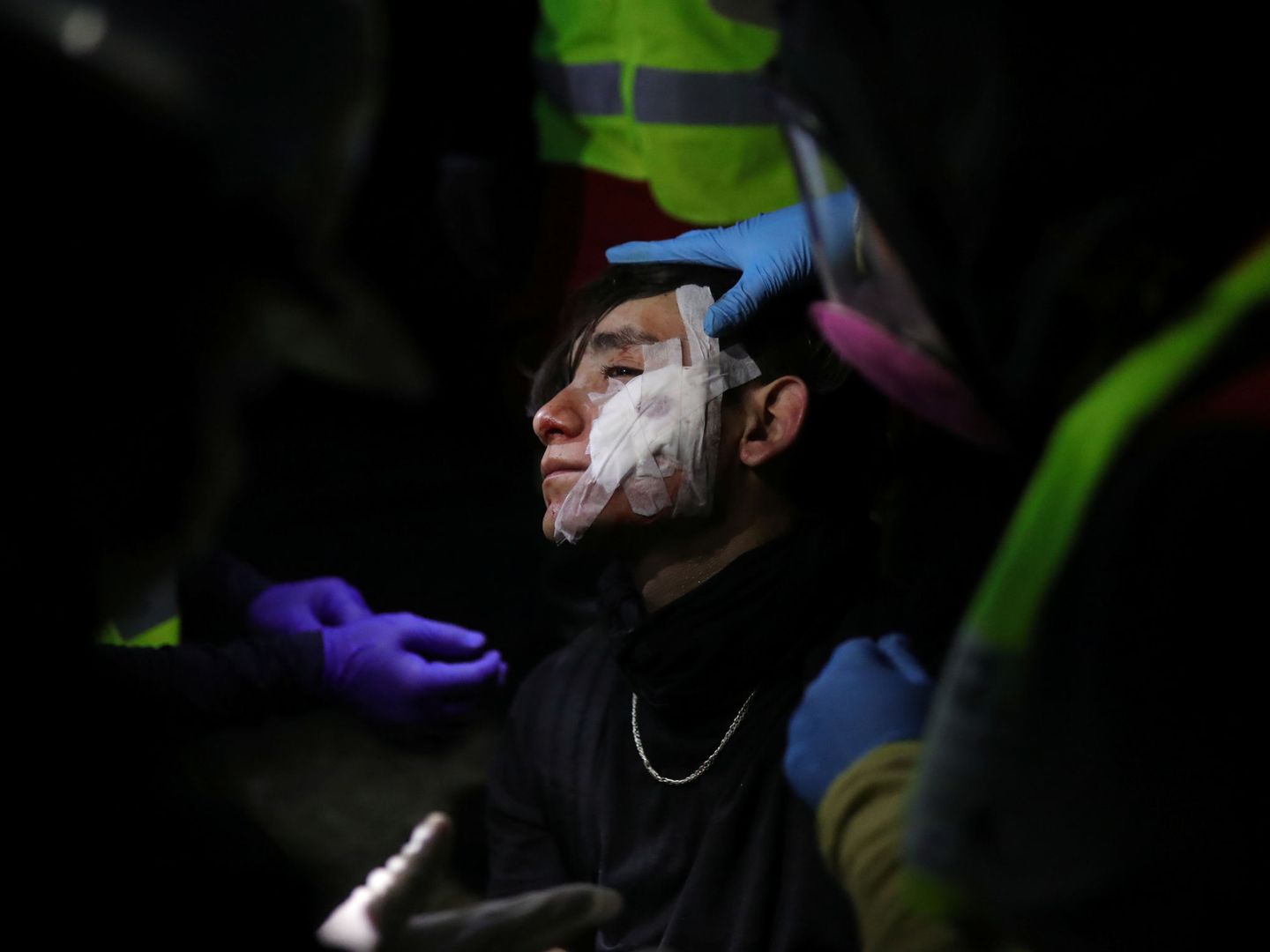 Un manifestante herido en Santiago. (Reuters)