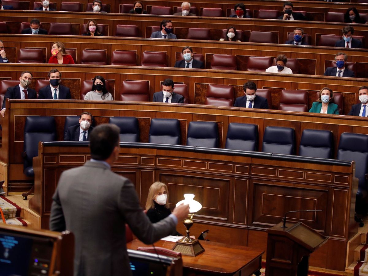 Foto: El presidente del Gobierno, Pedro Sánchez (i), responde al líder popular, Pablo Casado (d), durante una nueva sesión de control celebrada este miércoles en el Congreso de los Diputados. (EFE)
