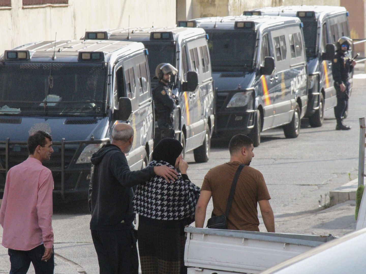 El operativo policial en la barriada del Príncipe de Ceuta tras el asesinato de un militar de 37 años. (EFE/Reduan Dris) 