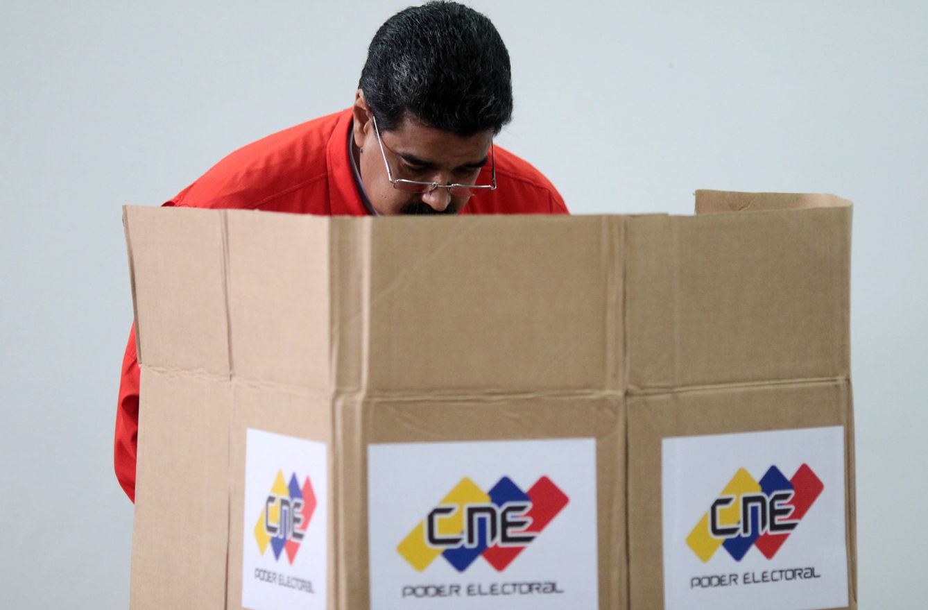El presidente venezolano, Nicolás Maduro,  prepara el primer voto de las elecciones de la ANC. (Reuters) 