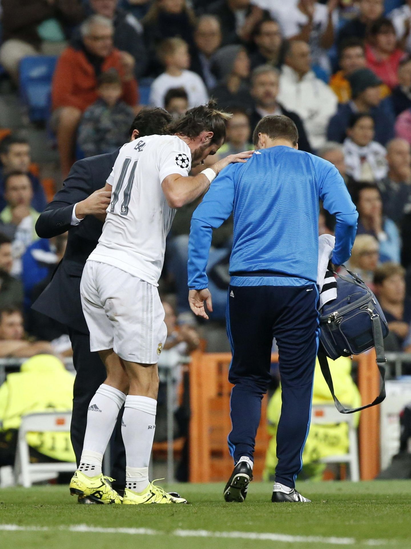 Bale saliendo del campo lesionado este martes.